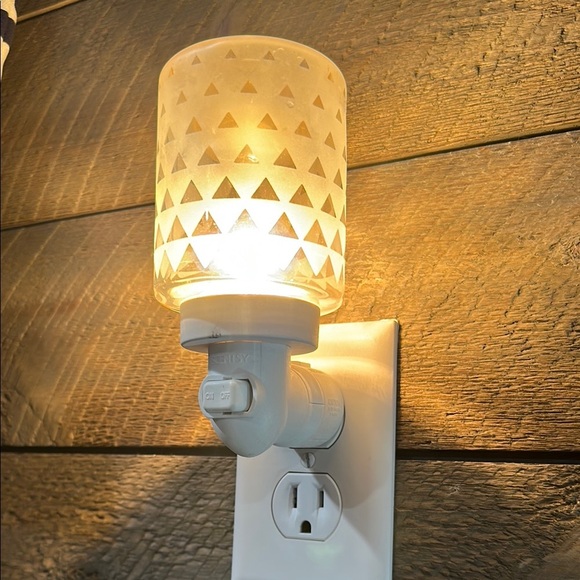 SCENTSY Plug In Glass with Etched Details NEW BULB NO BOX GUC - Picture 2 of 13